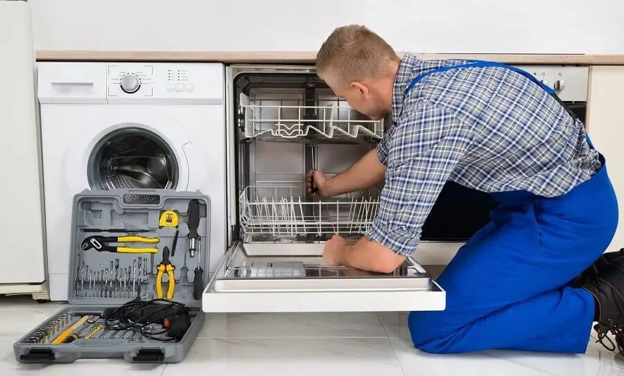 Kızılcahamam Hitachi servisi teknisyen ekibi beyaz eşya tamiri yaparken